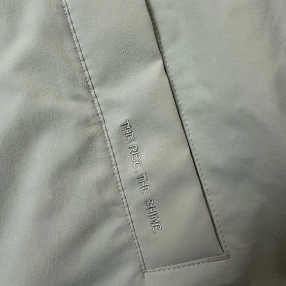 Vuori Sky Puffer Jacket Size Large NWT in Milkweed - Picture 5 of 7